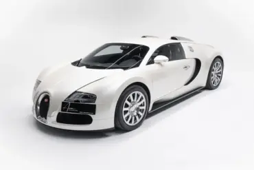 Bugatti Veyron 16.4, weiß, Baujahr 2007, Seitenansicht vor weißem Hintergrund