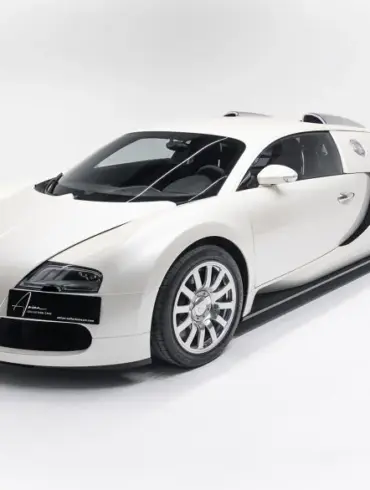 Bugatti Veyron 16.4, weiß, Baujahr 2007, Seitenansicht vor weißem Hintergrund