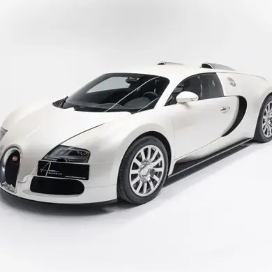 Bugatti Veyron 16.4, weiß, Baujahr 2007, Seitenansicht vor weißem Hintergrund