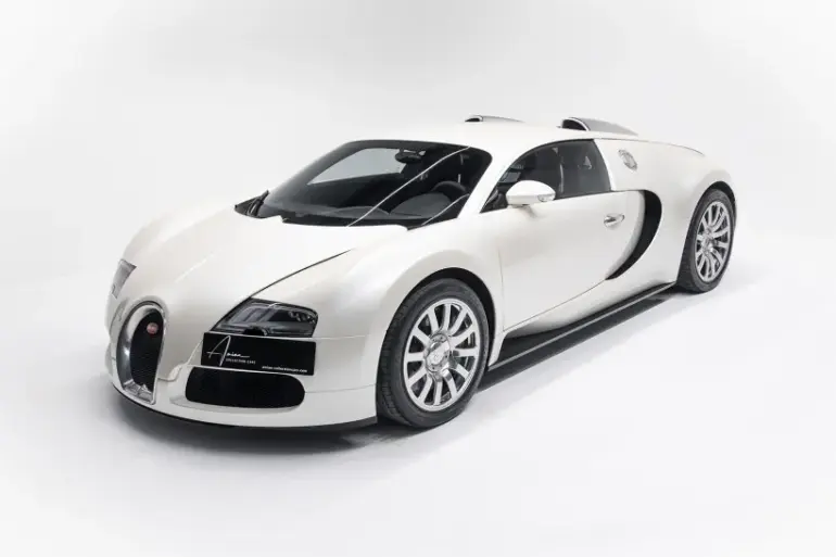 Bugatti Veyron 16.4, weiß, Baujahr 2007, Seitenansicht vor weißem Hintergrund