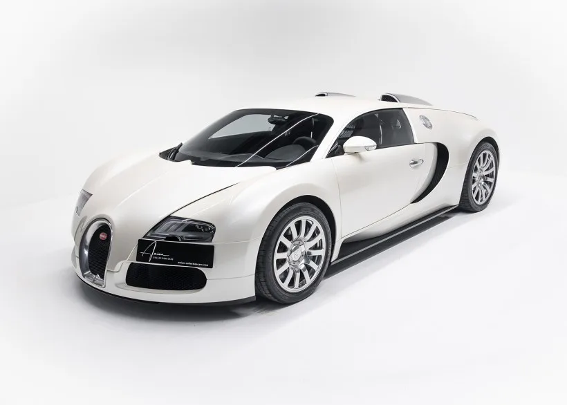 Bugatti Veyron 16.4, weiß, Baujahr 2007, Seitenansicht vor weißem Hintergrund