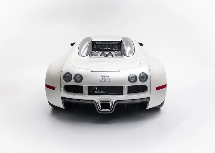 Weißer Bugatti Veyron 16.4 von hinten, Motor sichtbar, Studioaufnahme.