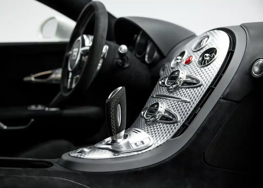 Innenraum mit Aluminium-Mittelkonsole und Lederschaltknauf im Bugatti Veyron 16.4