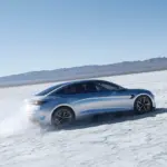 BYD Seal fährt auf einer offenen Salzebene, Seitenansicht der sportlichen Limousine.