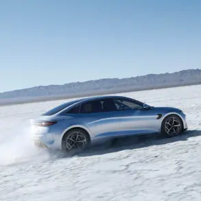 BYD Seal fährt auf einer offenen Salzebene, Seitenansicht der sportlichen Limousine.