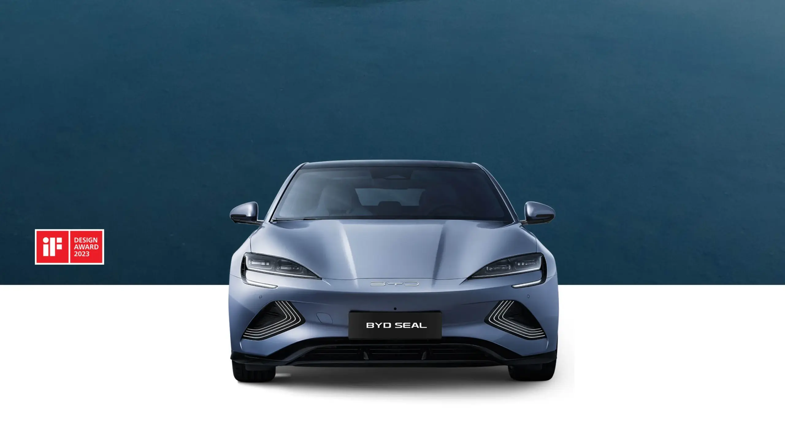 Frontansicht eines blauen BYD Seal Elektroautos vor neutralem Hintergrund mit iF Design Award Logo.