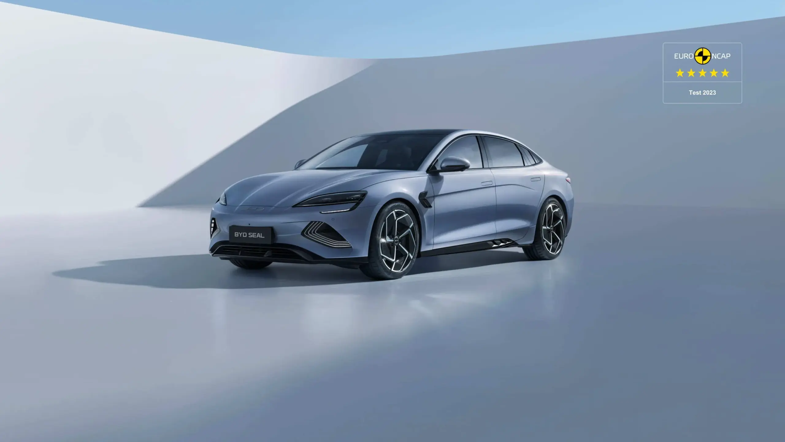 BYD Seal, vollelektrische Limousine, silber, steht in minimalistischer, heller Studioumgebung, Seitenansicht vorne links.