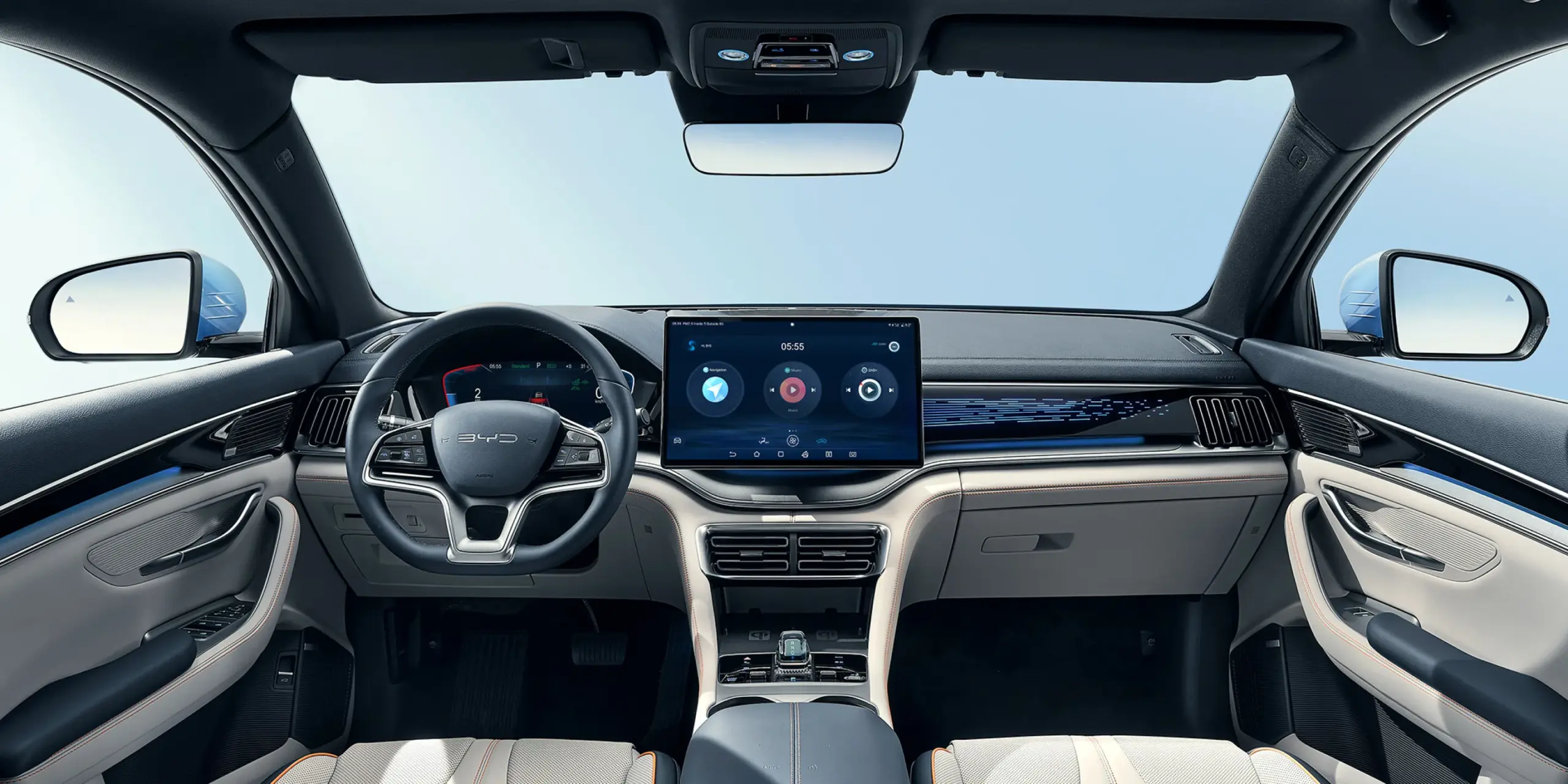 Innenansicht des BYD SEAL U mit Lenkrad, großem Touchscreen und hochwertiger Ausstattung