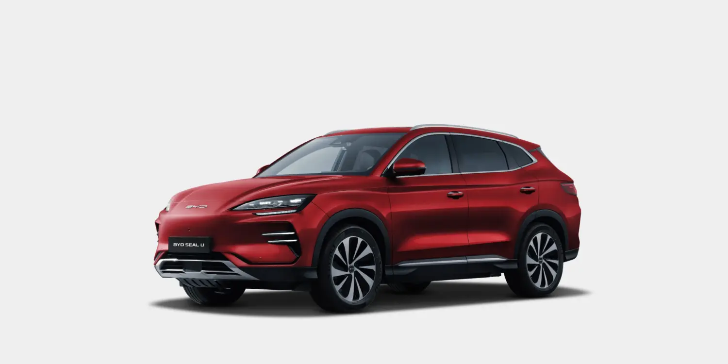 BYD SEAL U, ein roter Elektro-SUV mit markanten LED-Scheinwerfern und aerodynamischer Silhouette, seitliche Ansicht vor hellem Hintergrund.