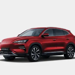 BYD SEAL U, ein roter Elektro-SUV mit markanten LED-Scheinwerfern und aerodynamischer Silhouette, seitliche Ansicht vor hellem Hintergrund.