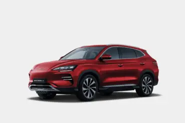 BYD SEAL U, ein roter Elektro-SUV mit markanten LED-Scheinwerfern und aerodynamischer Silhouette, seitliche Ansicht vor hellem Hintergrund.