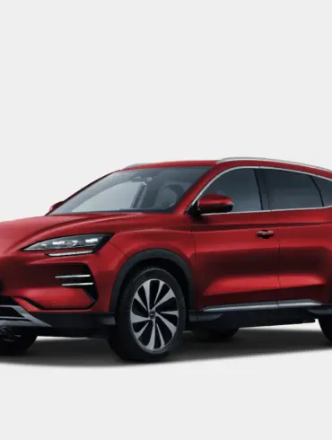 BYD SEAL U, ein roter Elektro-SUV mit markanten LED-Scheinwerfern und aerodynamischer Silhouette, seitliche Ansicht vor hellem Hintergrund.