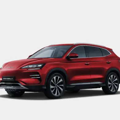 BYD SEAL U, ein roter Elektro-SUV mit markanten LED-Scheinwerfern und aerodynamischer Silhouette, seitliche Ansicht vor hellem Hintergrund.