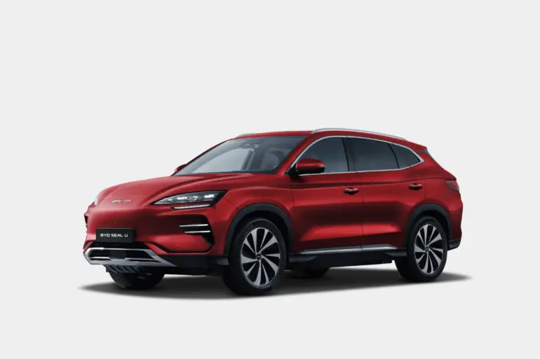 BYD SEAL U, ein roter Elektro-SUV mit markanten LED-Scheinwerfern und aerodynamischer Silhouette, seitliche Ansicht vor hellem Hintergrund.