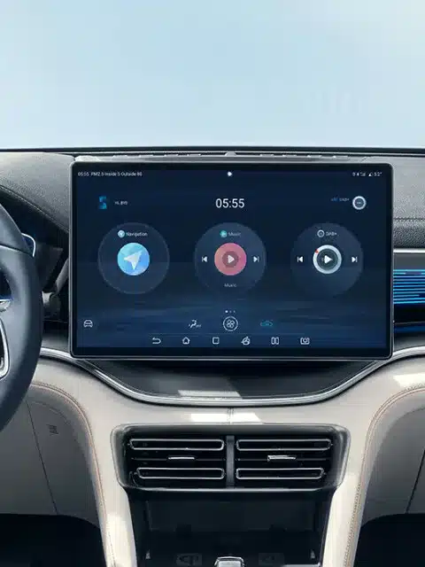 15,6-Zoll-Touchscreen im Cockpit des BYD SEAL U, zentrale Steuereinheit für Navigation und Unterhaltung.