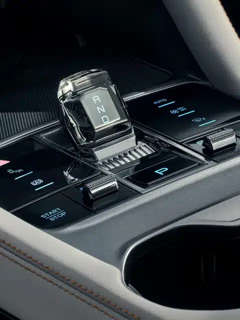 Gläserner Schalthebel und Bedienfeld im Innenraum des BYD SEAL U