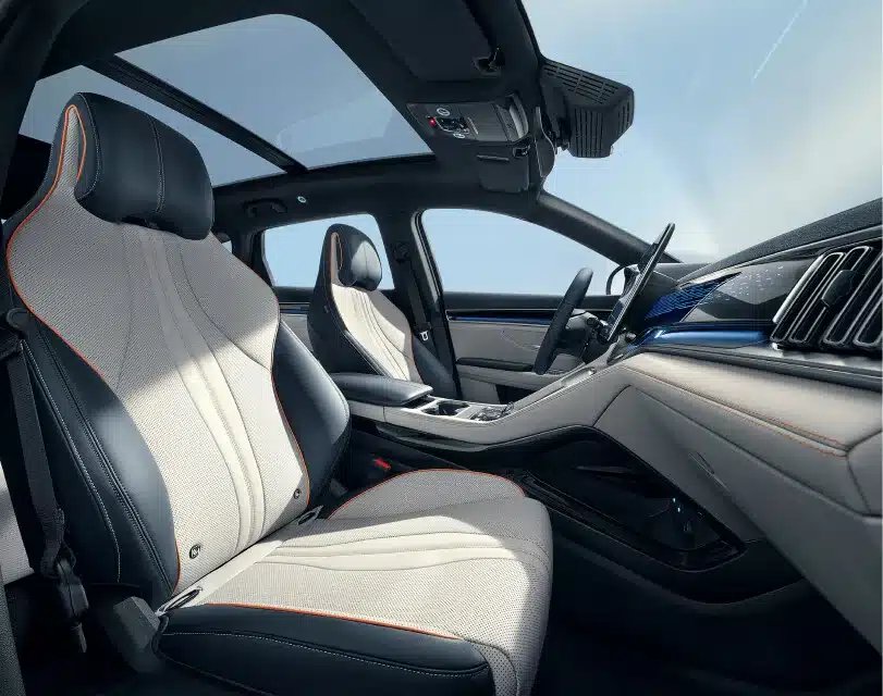 Innenraum des BYD SEAL U mit modernen Sitzen und Panorama-Glasdach, Blick auf Cockpit und Mittelkonsole.