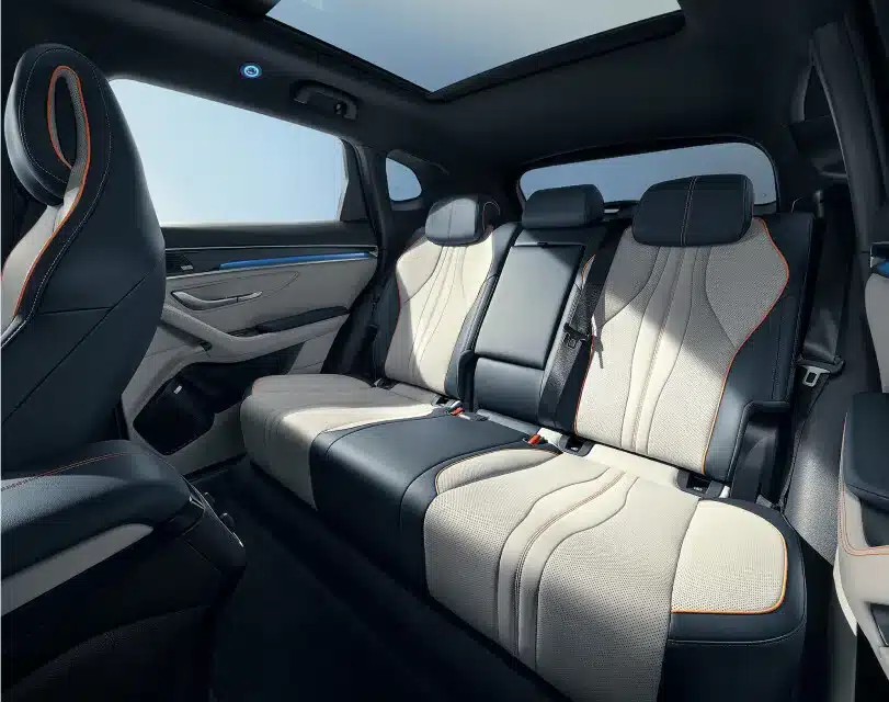Hintere Sitzreihe und Innenraum des BYD SEAL U Elektro-SUV mit Panoramaglasdach.