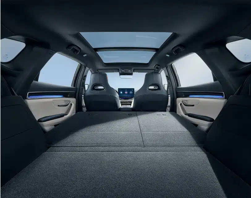 Großer umgeklappter Kofferraum und Innenansicht des BYD SEAL U mit Blick auf das Panorama-Glasschiebedach und die Vordersitze.