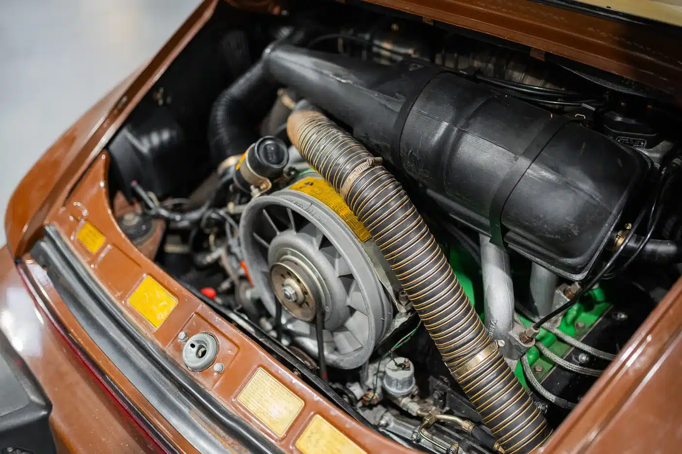 Nahaufnahme des Motors eines klassischen Autos, wie er derzeit als nicht fahrbereites Projektfahrzeug angeboten wird.