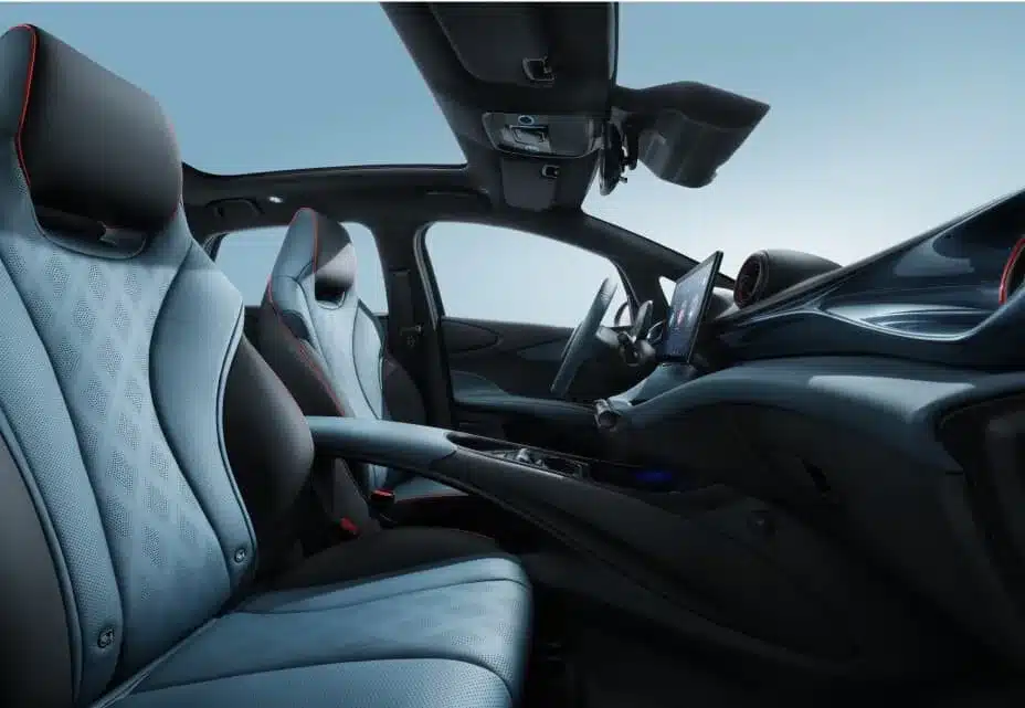 Innenansicht des BYD Dolphin mit blau-schwarzen Sportsitzen, zentralem Touchscreen und Panoramadach.