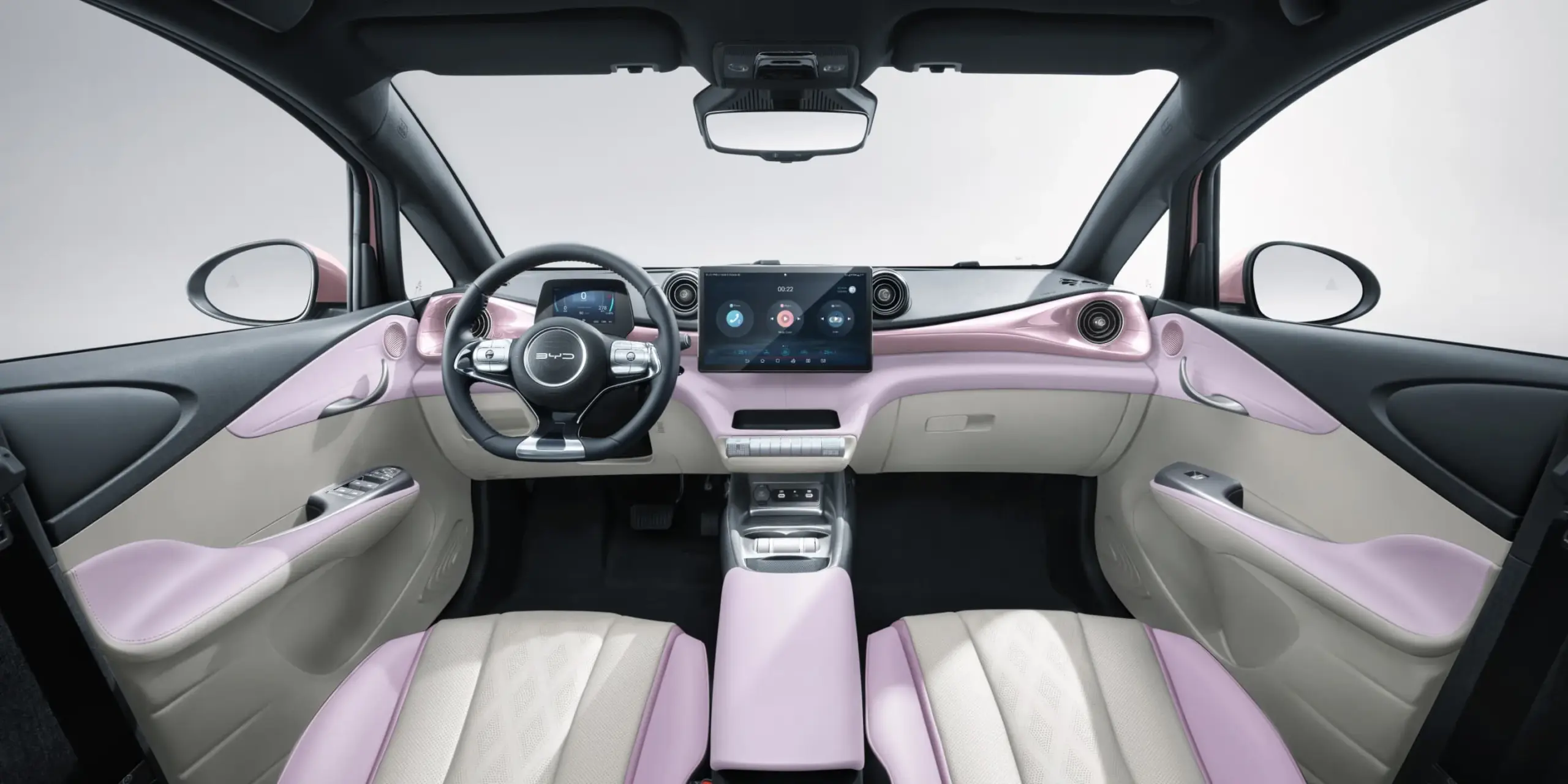 Innenraumansicht des BYD Dolphin mit digitalem Cockpit, Touchscreen und veganen Ledersitzen.