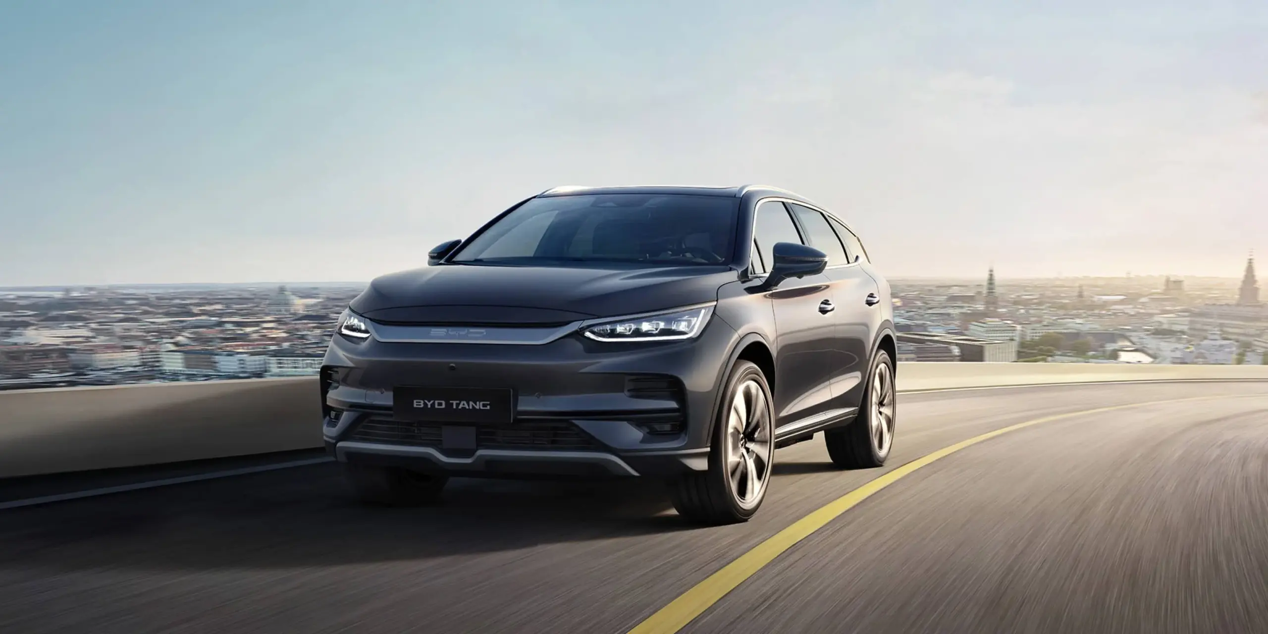 Frontansicht des BYD Tang Elektro-SUV auf einer Stadtstraße, stromlinienförmiges Design und moderne LED-Scheinwerfer.