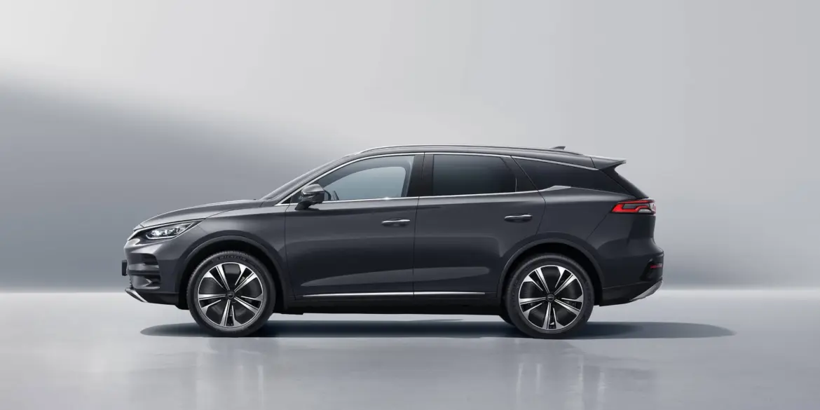 BYD Tang Elektro-SUV in der Seitenansicht vor hellem Hintergrund.