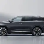 BYD Tang Elektro-SUV in der Seitenansicht vor hellem Hintergrund.