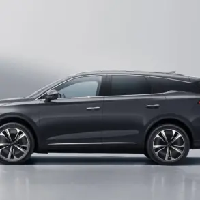 BYD Tang Elektro-SUV in der Seitenansicht vor hellem Hintergrund.