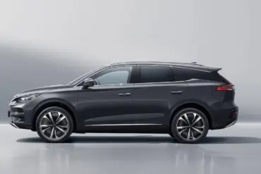 BYD Tang Elektro-SUV in der Seitenansicht vor hellem Hintergrund.