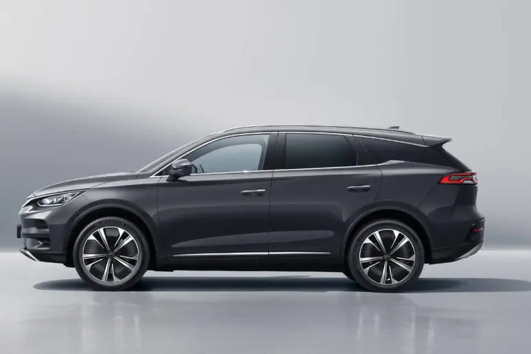 BYD Tang Elektro-SUV in der Seitenansicht vor hellem Hintergrund.