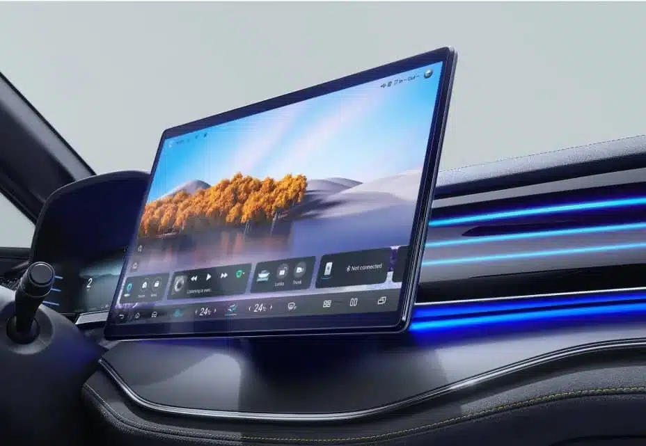 Drehbares Infotainment-Display im BYD Tang Elektro-SUV, eingebettet im modernen Armaturenbrett mit blauer Ambientebeleuchtung.