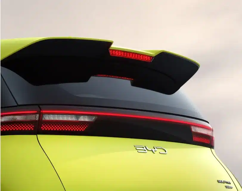 Heck des BYD Dolphin Surf mit leuchtendem LED-Leuchtenband und Dachspoiler, Modellbezeichnung sichtbar.