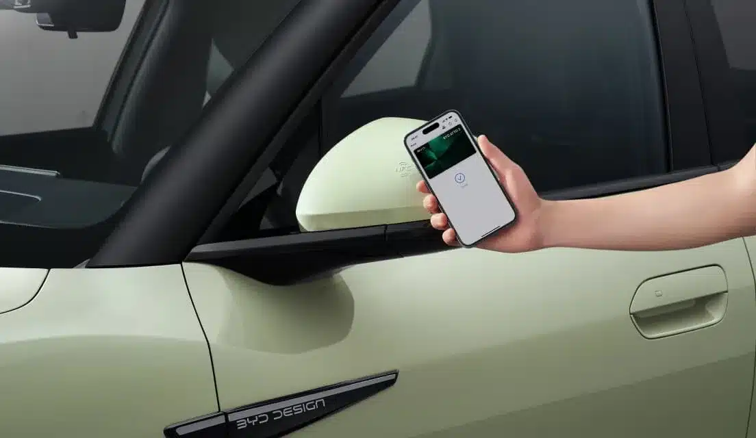 Nahaufnahme eines BYD ATTO 2, bei dem ein Benutzer mit dem Smartphone den Zugang per NFC freischaltet.