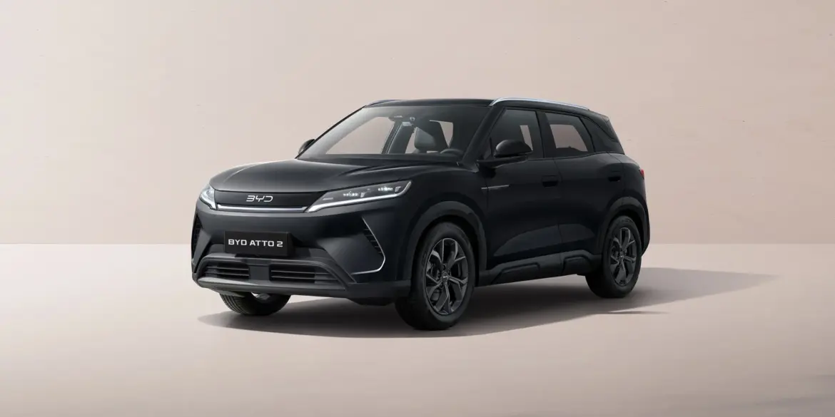Schwarzer BYD ATTO 2 Kompakt-SUV von schräg vorne