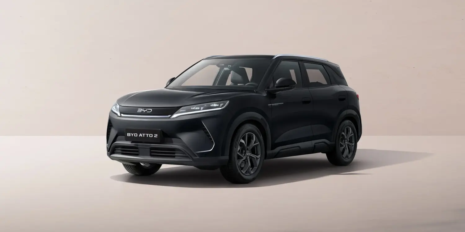 Schwarzer BYD ATTO 2 Kompakt-SUV von schräg vorne