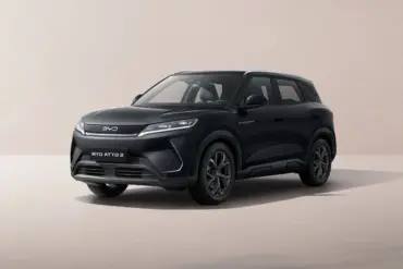 Schwarzer BYD ATTO 2 Kompakt-SUV von schräg vorne
