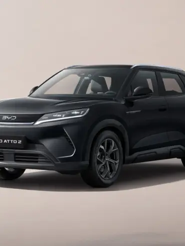 Schwarzer BYD ATTO 2 Kompakt-SUV von schräg vorne