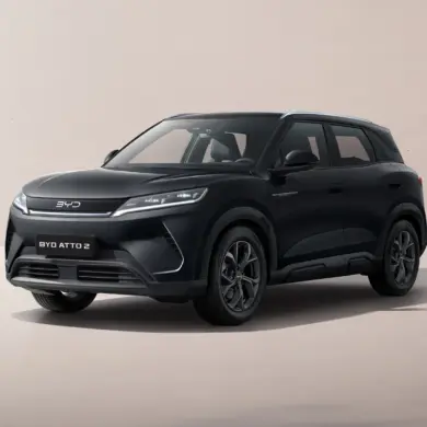Schwarzer BYD ATTO 2 Kompakt-SUV von schräg vorne