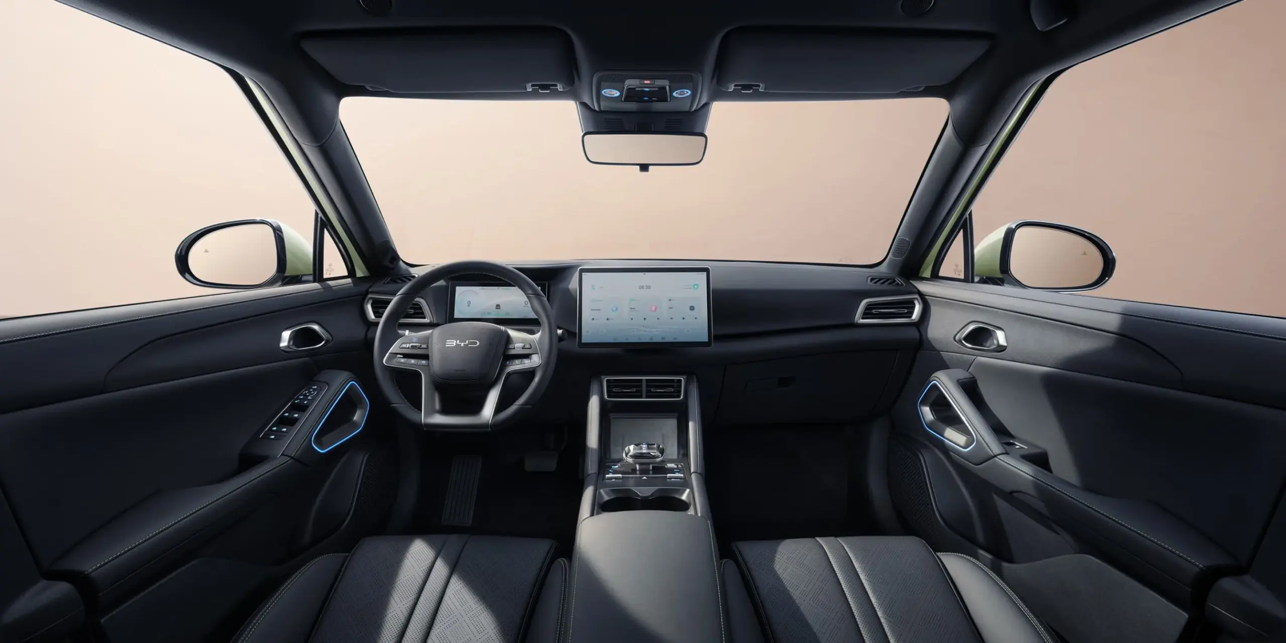 Innenaufnahme des BYD ATTO 2 mit zentralem Touchdisplay, Lenkrad und hochwertigen Materialien.