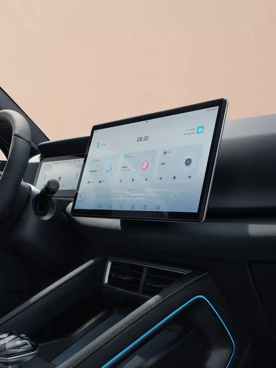 Detailansicht vom drehbaren Touchdisplay und der Mittelkonsole im BYD ATTO 2