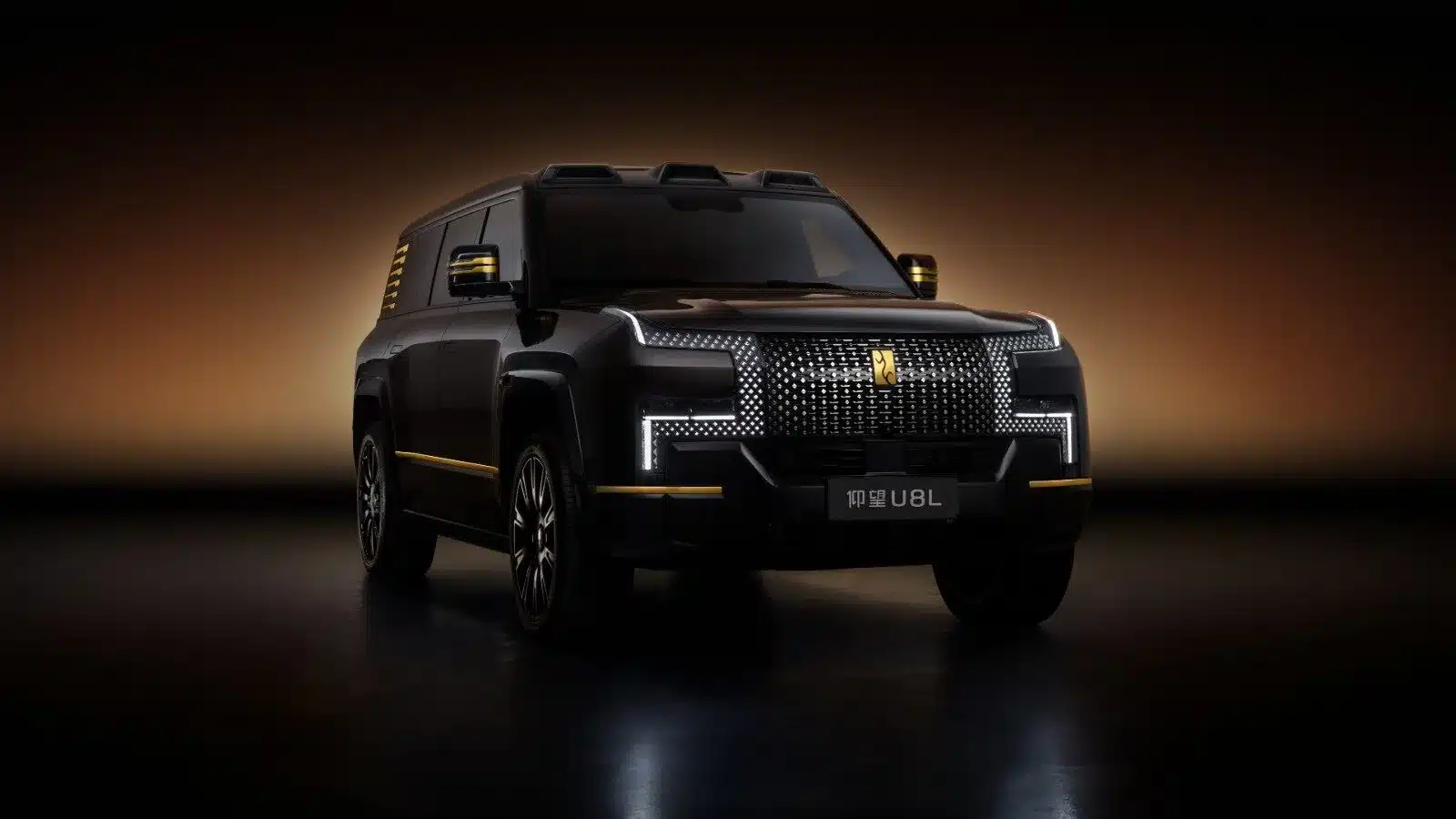 Frontansicht des YangWang U8L Executive-SUV in Schwarz mit auffälligem LED-Tagfahrlicht und goldenen Akzenten.