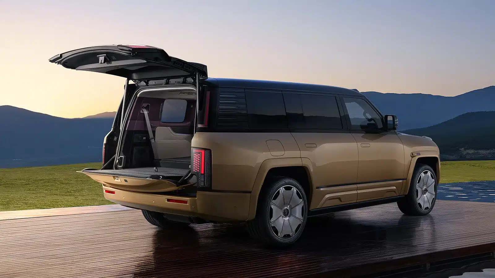 YangWang U8L SUV, goldfarben, mit offener Heckklappe vor landschaftlicher Kulisse.