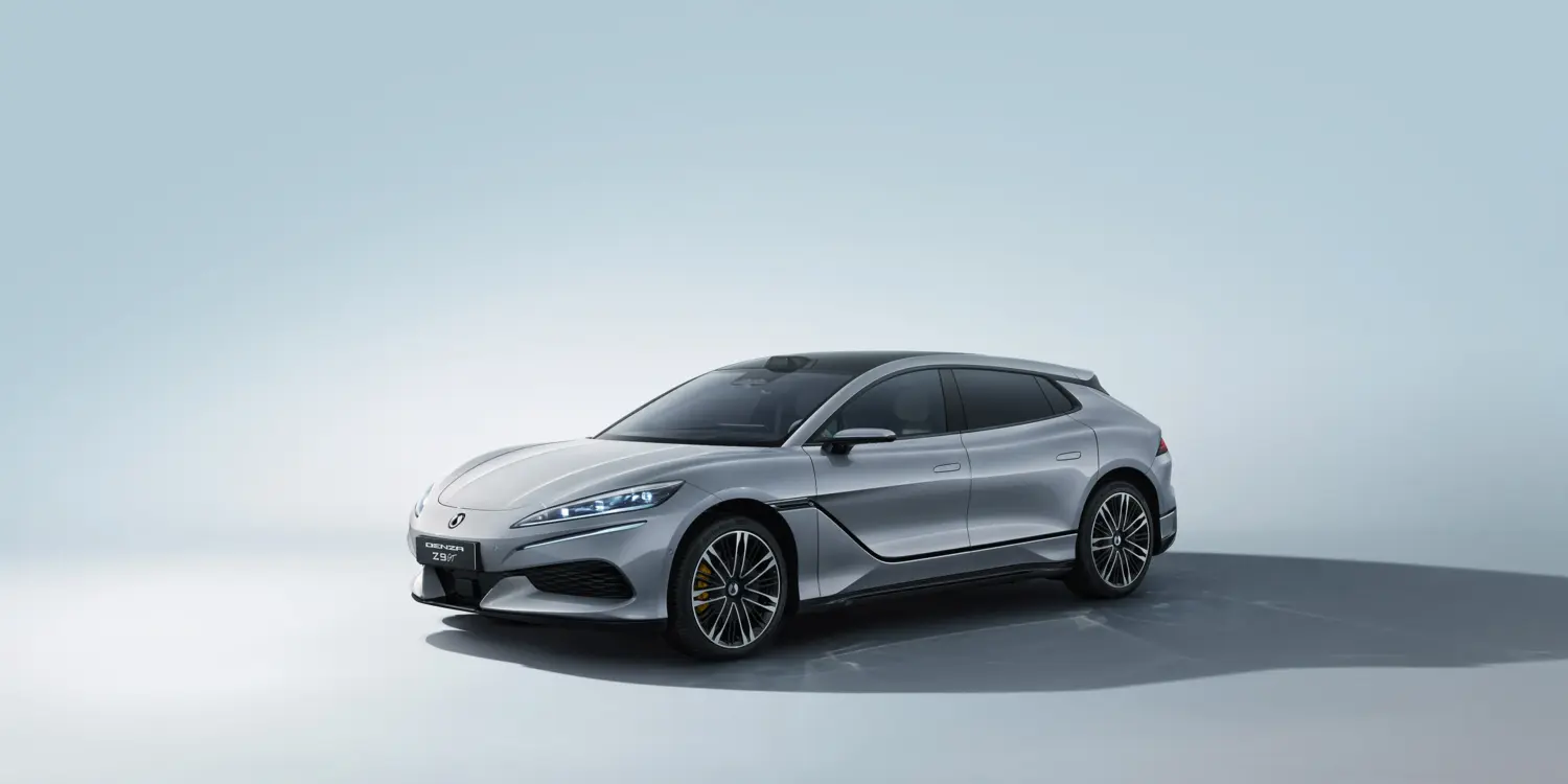 Denza Z9 GT Elektroauto, silbergrau, Seitenansicht, modernes Design, sportlicher Shooting-Brake.