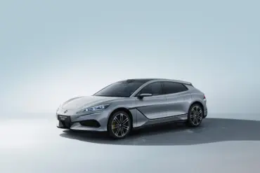 Denza Z9 GT Elektroauto, silbergrau, Seitenansicht, modernes Design, sportlicher Shooting-Brake.