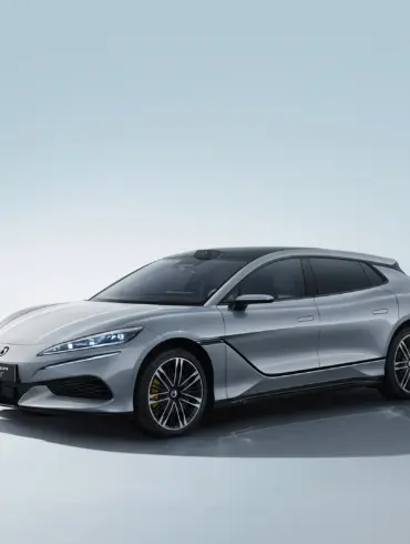 Denza Z9 GT Elektroauto, silbergrau, Seitenansicht, modernes Design, sportlicher Shooting-Brake.