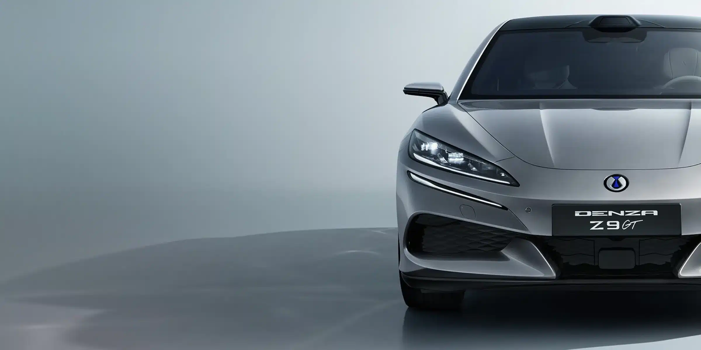 Die elegante Front des Denza Z9 GT mit LED-Scheinwerfern und Markenemblem