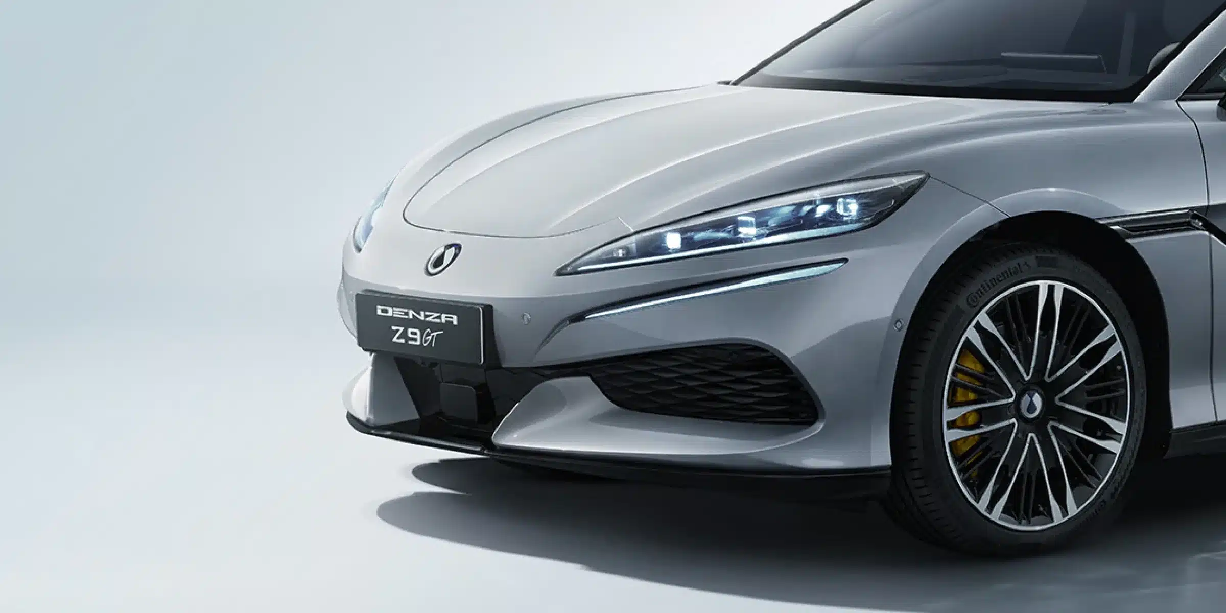 Frontpartie des Denza Z9 GT mit LED-Scheinwerfern und großem Leichtmetallrad