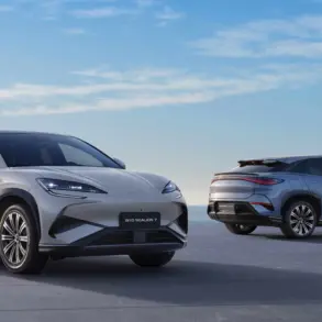 Zwei BYD SEALION 7 Elektro-SUVs stehen vor maritimer Kulisse auf einer Plattform, einer von vorn, einer von hinten.